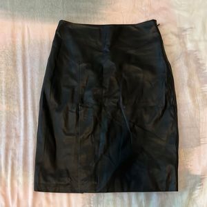 Black 100% lamb leather MARCIANO Los Angeles skirt, size 6.